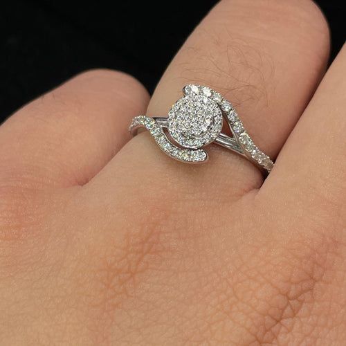 Regal Radiance: A Stunning 14K Gold Engagement Ring