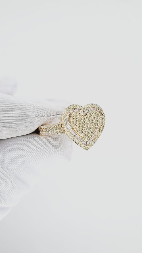 Cherished Charms: Modern 14K Gold Heart Fashion Ring for Timeless Beauty